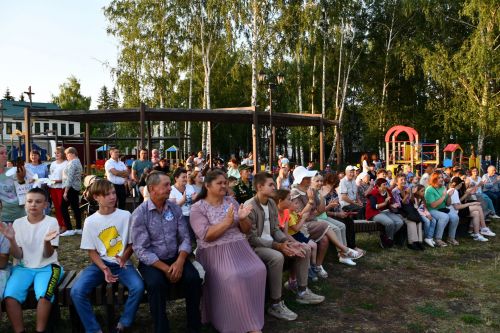 Июлӗн 7-мӗшӗнче Аксури тӗп паркра Çемьепе юрату тата шанчăклăх кунне халалланă уяв мерпориятийӗ иртнӗ