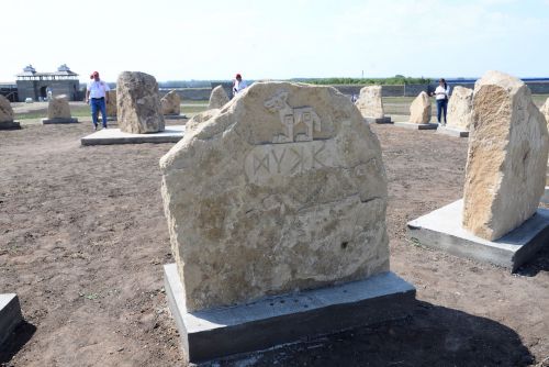 Хӗл Мучи, чесбол, упа, пукане театрӗ
