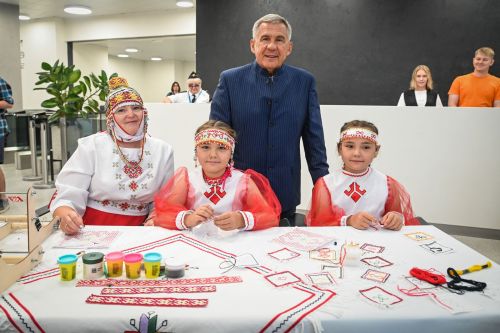 Паснапуçăн пӗчӗк ал ăстисем хăйсен ӗçне Р.Минниханова кăтартнă