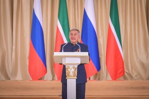 ТР Раисӗ Рустам Минниханов тутарстансене Республика Кунӗпе саламларӗ