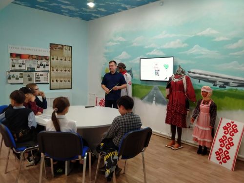 П.В.Деменьев музейӗнче «Раççей халăхӗсен наци тумӗсем» темăпа музей урокӗ иртнӗ