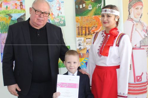 Юратнă кӗнекӳ çинчен каласа пар, ӳкер