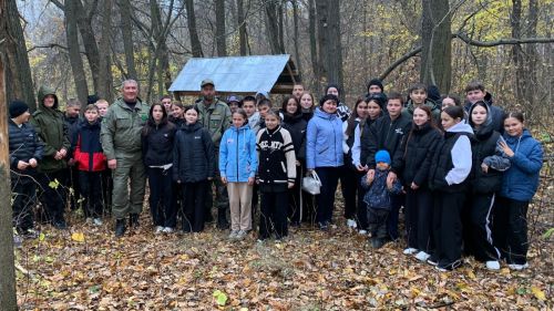 Ешӗлвар шкул ачисем сырăшсене çиме хурса тухрӗç