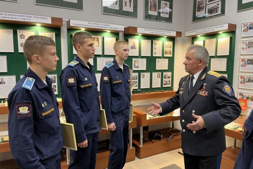 Кадетсем Раççей Геройӗсемпе тӗл пулнă