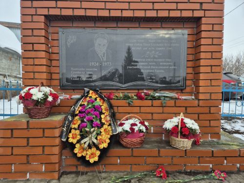 Валентин Урташăн чунӗ сăвви-юррисенче пурăнать