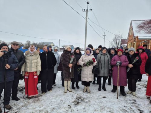 Валентин Урташăн чунӗ сăвви-юррисенче пурăнать