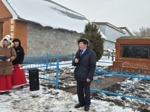 Валентин Урташăн чунӗ сăвви-юррисенче пурăнать