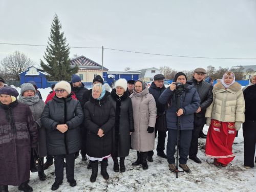Валентин Урташăн чунӗ сăвви-юррисенче пурăнать