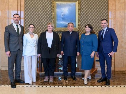 Ачасене вӗрентет, конкурсра та çӗнтерет, пӗлӗвне тата ӳстерӗ