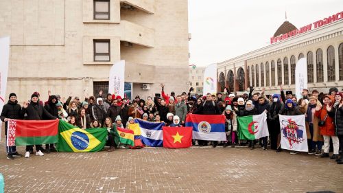 Тутарстанăн тӗп хулине 50 çӗршывран 100 яхăн çамрăк килсе курчӗ