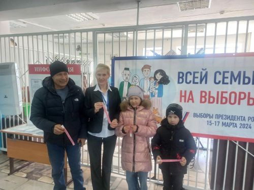 Алешкин Саплăк ялӗнчи Клементьевсем «Всей семьей на выборы» акцие тӗрев парса çемйипех суйлава кайнă