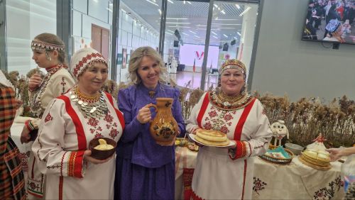 «Салам» ансамбль суйлава килнӗ халăха чăваш апат-çимӗçӗпе сăйларӗ
