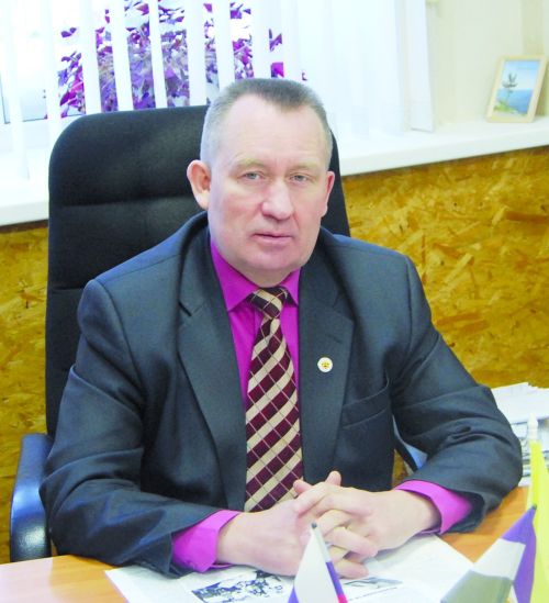 Пушкăртстанри «Урал сасси» хаçатăн коллективӗ тата тӗп редакторӗ Юрий Михайлов «Сувар» хаçата 30 çул тултарнă ятпа саламлани