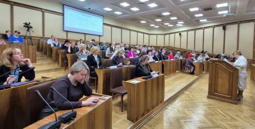 Патшалăх Думин депутачӗ Татьяна Ларионова шучӗпе çемье, аннелӗхпе ачалăх ыйтăвӗсене хӗрарăмсем лайăхрах ăнланаççӗ