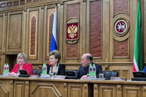 Патшалăх Думин депутачӗ Татьяна Ларионова шучӗпе çемье, аннелӗхпе ачалăх ыйтăвӗсене хӗрарăмсем лайăхрах ăнланаççӗ