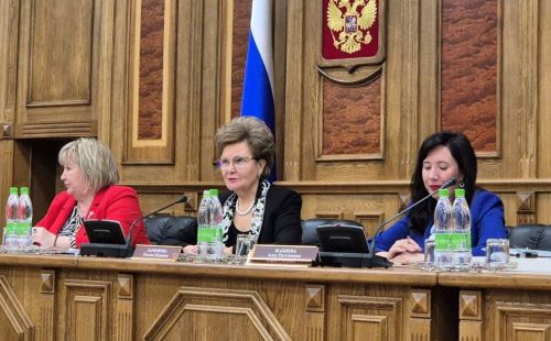 Патшалăх Думин депутачӗ Татьяна Ларионова шучӗпе çемье, аннелӗхпе ачалăх ыйтăвӗсене хӗрарăмсем лайăхрах ăнланаççӗ