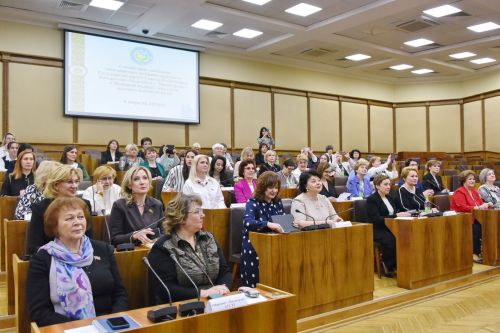 Патшалăх Думин депутачӗ Татьяна Ларионова шучӗпе çемье, аннелӗхпе ачалăх ыйтăвӗсене хӗрарăмсем лайăхрах ăнланаççӗ
