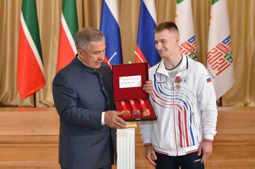 Рустам Нургалиевич аллинчен награда илни — питӗ пысăк чыс