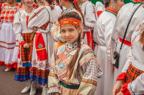 Раççее шалтан аркатма, нацисене пӗр-пӗрнипе хирӗçтерме, нацисемпе тӗнсен хушшинчи çыхăнăва татма пăхни халăхсен хутшăнăвӗсене çирӗплетнӗ кăна
