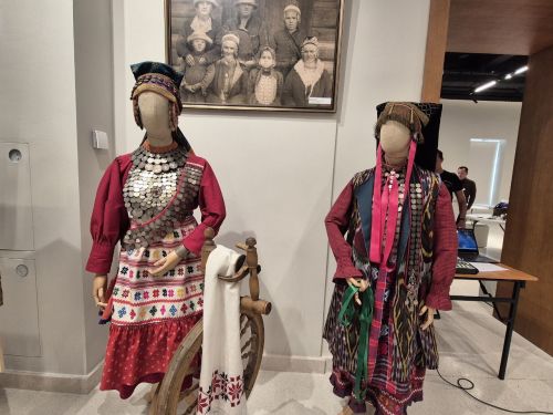Хусан Кремлӗнчи Йышăну вырăнӗсен залӗнче Атăлçи халăхӗсен наци тумӗсен куравӗн çӗнетнӗ экспозицийӗ уçăлчӗ