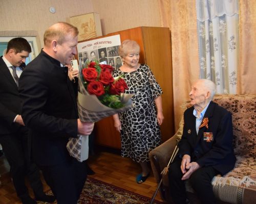 ВЕКОВОЙ ЮБИЛЕЙ ВЕТЕРАН ВОЙНЫ ФЕДОР МЕРДЮКОВ ОТМЕТИЛ В КРУГУ САМЫХ ДОРОГИХ ЛЮДЕЙ