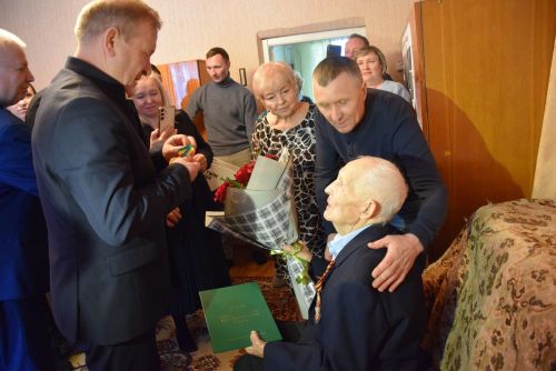 ВЕКОВОЙ ЮБИЛЕЙ ВЕТЕРАН ВОЙНЫ ФЕДОР МЕРДЮКОВ ОТМЕТИЛ В КРУГУ САМЫХ ДОРОГИХ ЛЮДЕЙ