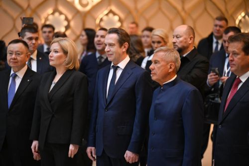 Галиаскар Камал театрăн çӗнӗ çуртне уçнă çӗре Раççейӗн паллă кино тата театр актерӗ Владимир Машков килчӗ