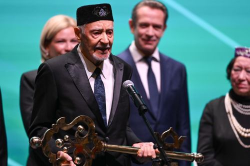 Галиаскар Камал театрăн çӗнӗ çуртне уçнă çӗре Раççейӗн паллă кино тата театр актерӗ Владимир Машков килчӗ