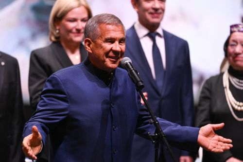 Галиаскар Камал театрăн çӗнӗ çуртне уçнă çӗре Раççейӗн паллă кино тата театр актерӗ Владимир Машков килчӗ