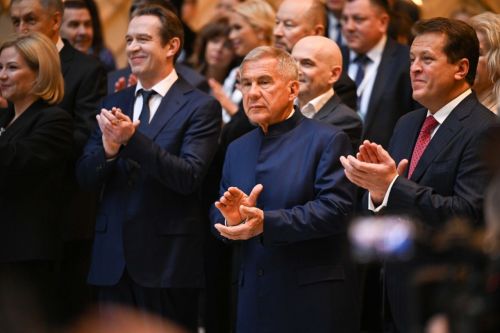 Галиаскар Камал театрăн çӗнӗ çуртне уçнă çӗре Раççейӗн паллă кино тата театр актерӗ Владимир Машков килчӗ