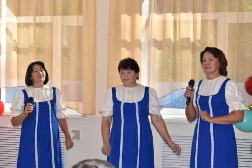 Кивӗ Ӳсел вăтам шулӗнче вӗренекенсем ватăсене уявпа саламларӗç