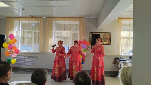 Кивӗ Ӳсел вăтам шулӗнче вӗренекенсем ватăсене уявпа саламларӗç