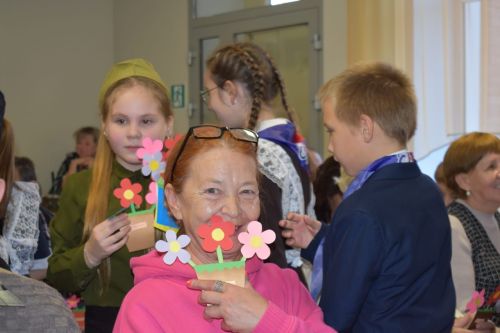 Кивӗ Ӳсел вăтам шулӗнче вӗренекенсем ватăсене уявпа саламларӗç