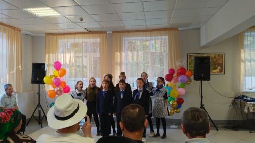 Кивӗ Ӳсел вăтам шулӗнче вӗренекенсем ватăсене уявпа саламларӗç