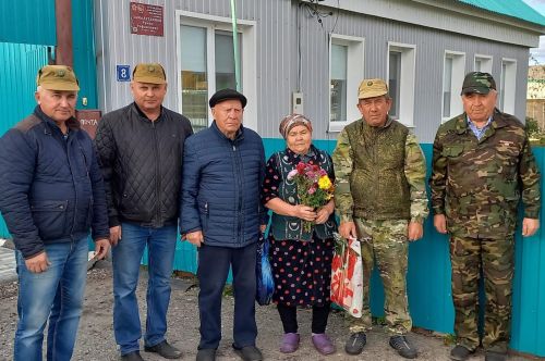 Çӗпрел районӗнчи çар ветеранӗсем салтак амăшӗсене савăнăç парнелеççӗ