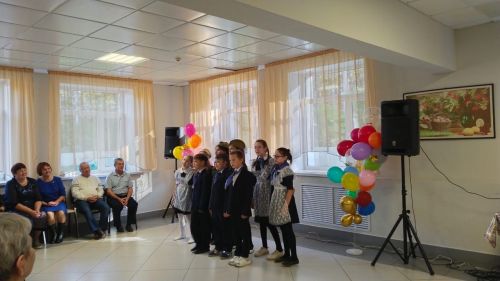 Кивӗ Ӳсел вăтам шулӗнче вӗренекенсем ватăсене уявпа саламларӗç