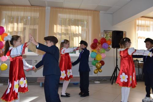 Кивӗ Ӳсел вăтам шулӗнче вӗренекенсем ватăсене уявпа саламларӗç