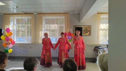 Кивӗ Ӳсел вăтам шулӗнче вӗренекенсем ватăсене уявпа саламларӗç