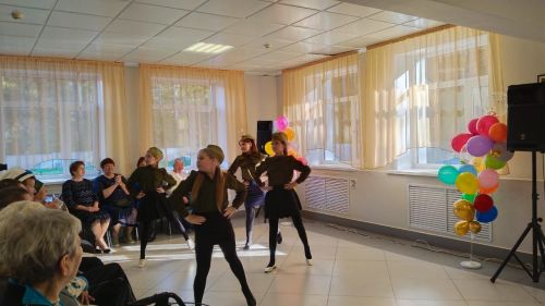 Кивӗ Ӳсел вăтам шулӗнче вӗренекенсем ватăсене уявпа саламларӗç