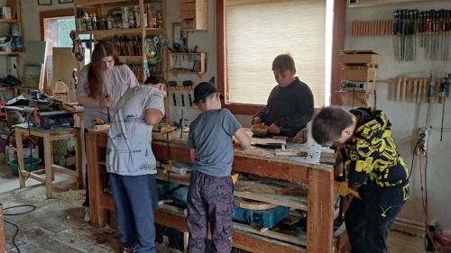 Аксура шкул ачисем йывӑçран касса кӑларас ӑсталӑха алла илеççӗ
