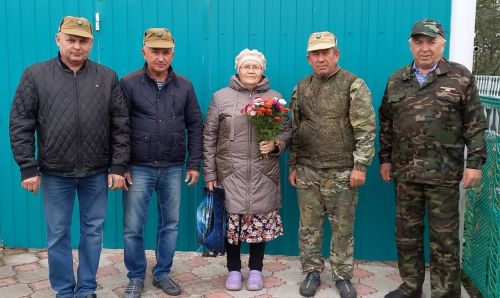 Çӗпрел районӗнчи çар ветеранӗсем салтак амăшӗсене савăнăç парнелеççӗ