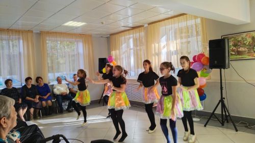 Кивӗ Ӳсел вăтам шулӗнче вӗренекенсем ватăсене уявпа саламларӗç