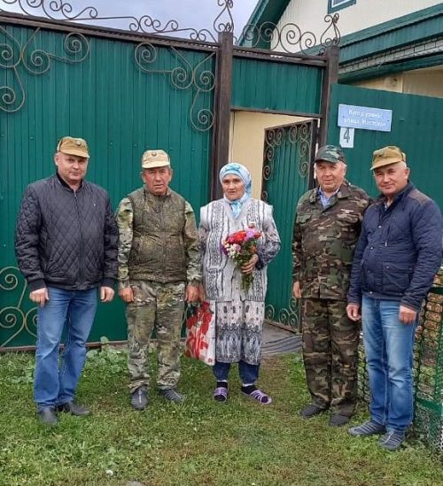 Çӗпрел районӗнчи çар ветеранӗсем салтак амăшӗсене савăнăç парнелеççӗ