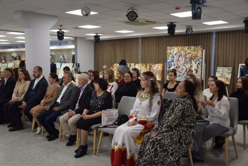 Картинăсенче çутă тунсăх, кăмăлласа шӳтлени, нушине туйса пăшăрханни