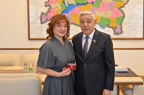 Фарид Мухаметшин Светлана Захаровăна  Тутарстанри ачасен омбудсменӗн удостоверенине панă