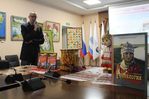 Санкт-Петербург чăвашӗсем Максим Кузнецовăн кӗнекипе паллашрӗç