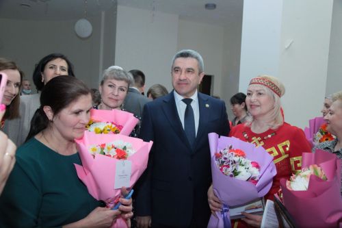 Ыран республикăри чи лайăх вӗрентекенсене Хусанта саламлаççӗ
