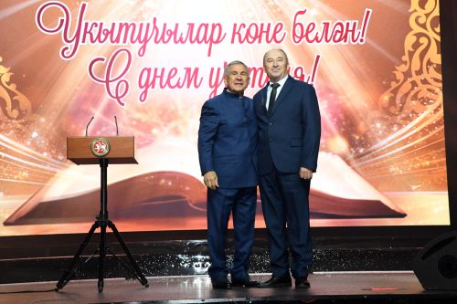 Рустам Минниханов: «Вӗрентекен ӗҫӗ чыслӑ та пархатарлӑ»