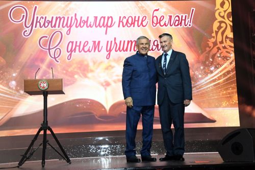 Рустам Минниханов: «Вӗрентекен ӗҫӗ чыслӑ та пархатарлӑ»