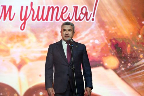 Рустам Минниханов: «Вӗрентекен ӗҫӗ чыслӑ та пархатарлӑ»